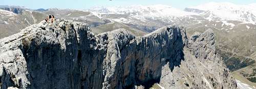 Walking the summit ridge of the Castillo Mayor