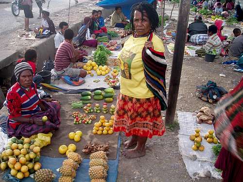 Dani Women selling fruits