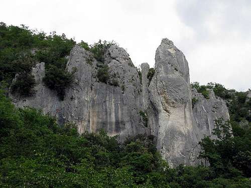 Approaching Rukavica & Gorgona rock