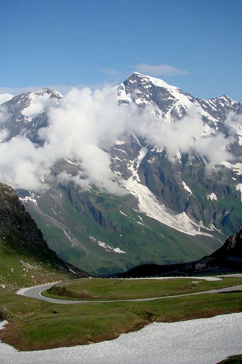 Grosses Wiesbachhorn (3564 m) with Bratschenkopf on the left, seen from Fuscher Törl, 5 July 09