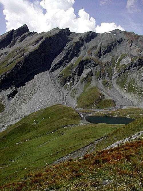 Lac sans Fond  and the overhanging ridge