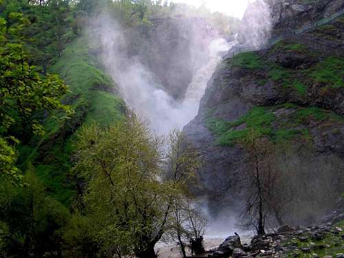 Shalmash Waterfall