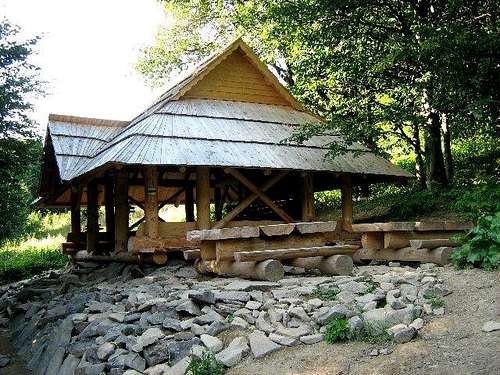 Shelter along the trail to Tarnica (1346 m)