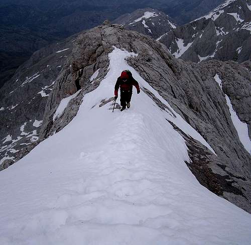 The ridge to the summit of Naranjo de Bulnes (Urriellu). 2006.04.14