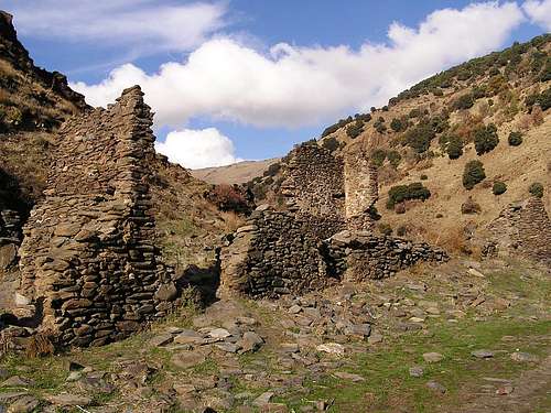 Ruins in the Verea de la Estrella path. 2004.12.12