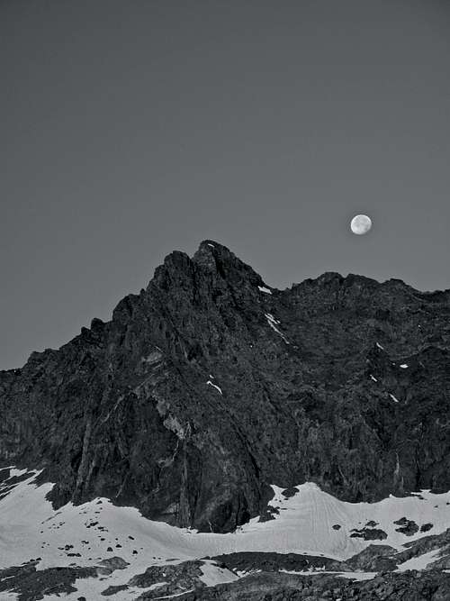Peak just north of The Black Giant with setting moon at dawn