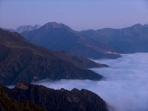 Sea of clouds at dawn, while climbing into the Sarrouyès valley. 