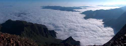 Sea of clouds from the top of the Pic d'Estos.
