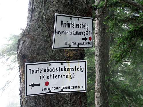 Signs at the upper end of Preintalersteig