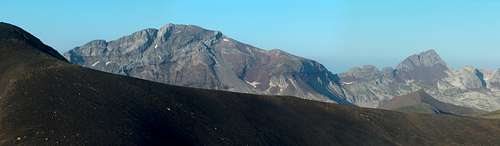 Suelsa and Fulsa behind the Peña Blanca and the Rioumajou ridge