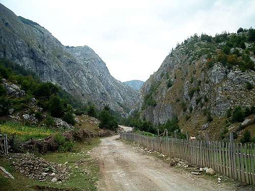Road from Bashkim to Bordolecit