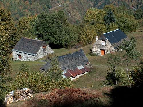 Barns near Tramezaigues at the trailhead of Pic d'Aret