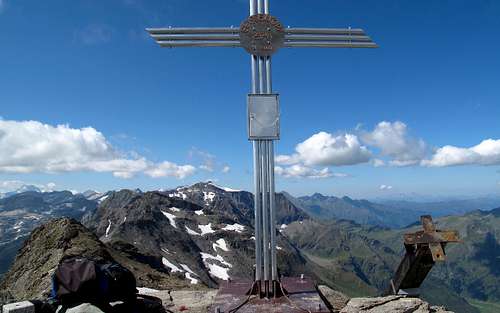 Geisselkopf summit with summit cross and mailbox
