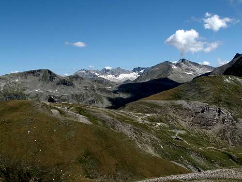 The Hagen hut on the Mallnitzer Tauern saddle (2448 metres), with view to the Ankogel and its glacier