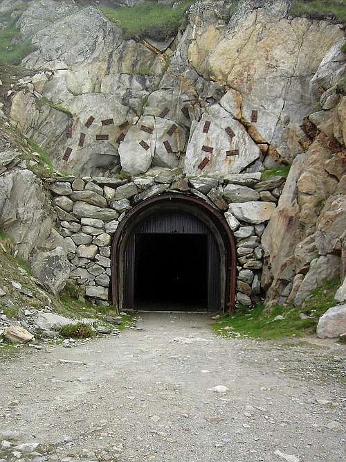 Tunnel under Telligrat