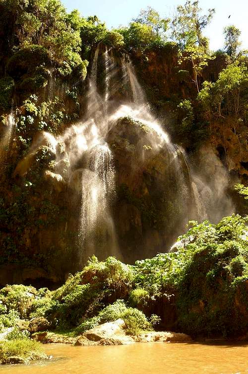 El Aguacero waterfall