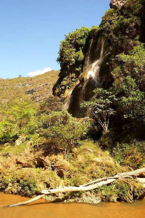 El Aguacero waterfall