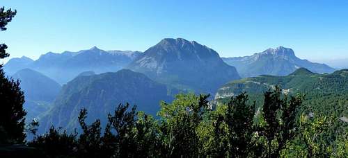 From Peak Comodoto, Cotiella, Llerga and Montañesa in the distance
