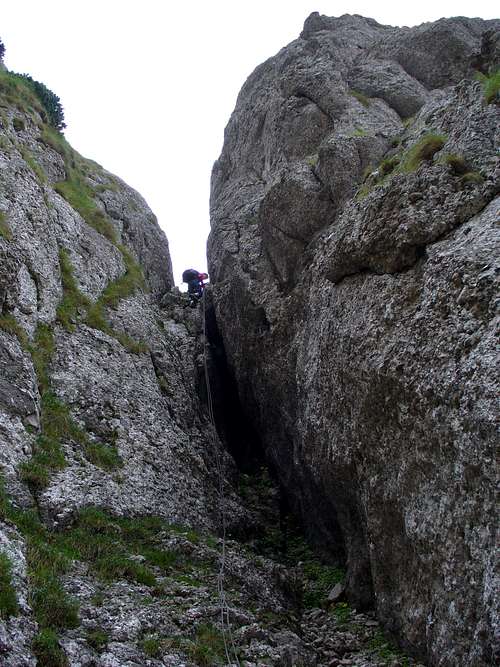 Rappeling for going to the main valley of Gălbinele