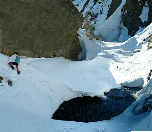 <b>Thrilling descent by snowshoes in Lussert Torrent</b>