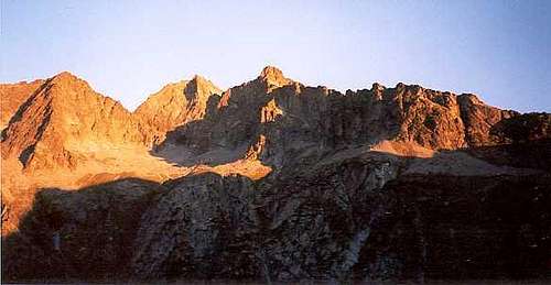 Pic de Néouvielle and the sharp ridge of the Trois Conseillers route