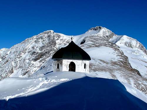 The chapel behind the Hannover hut and the majestic Ankogel (3246m) towering behind
