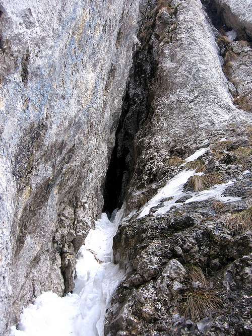 The intrance for Peştera de gheaţă (Ice cave)