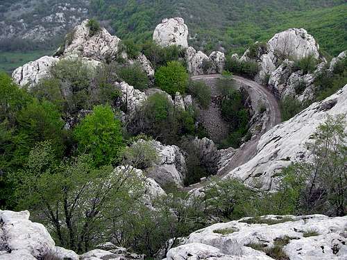 Through limestone chaos of Dabarski Kukovi cliffs...