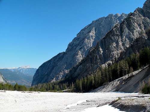 Scree, trees, cliffs - the wild Wimbach valley