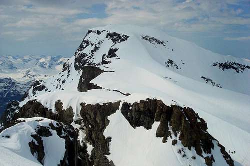 Holmbukttinden from above the col on the traverse to Jiekkevarri