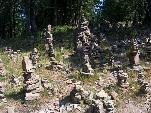 Top of Tanečnice, with pleinty of original cairns