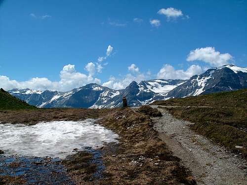 The Miesbichlscharte pass (2237m), with the peaks of the Goldberg Group behind