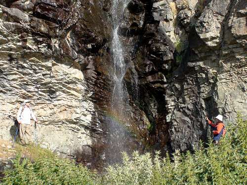 4.آبشار زیبا با رینگین کمان زیباتر
