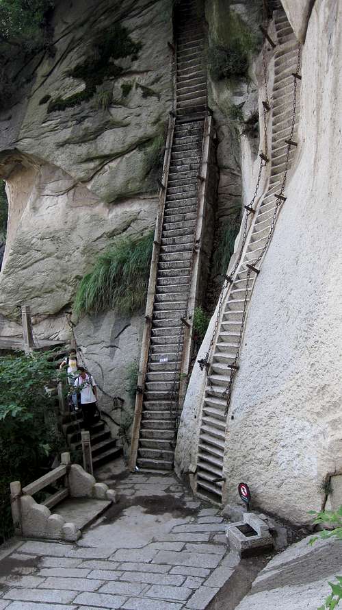 Chipping holds in Hua Shan