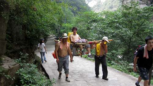 Stylin' on Hua Shan mountain trail