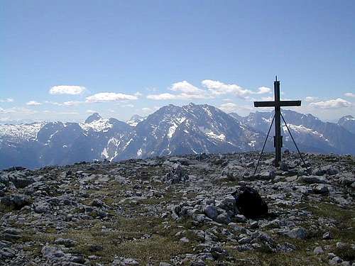 The summit cross of Hohes Brett (2338m) on the Göll trail
