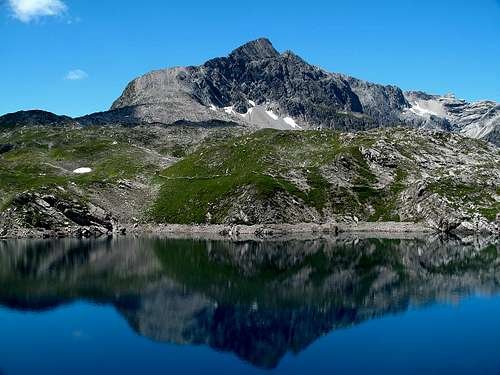 Lake Butzensee (2124m) and Braunarlspitze (2649m)