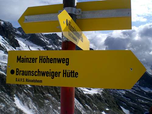 Sign at the Weissmaurachjoch