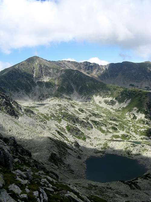 Scenery of Parângul Mare peak with Roşiile lake