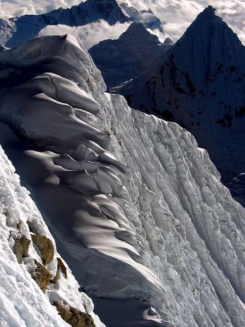 Huandoy Este summit ridge and flutings