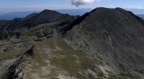 The trail to Păpuşa peak from Peleaga peak.