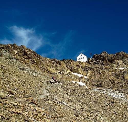 The Wildstrubel hut (2793m) seen from the trail