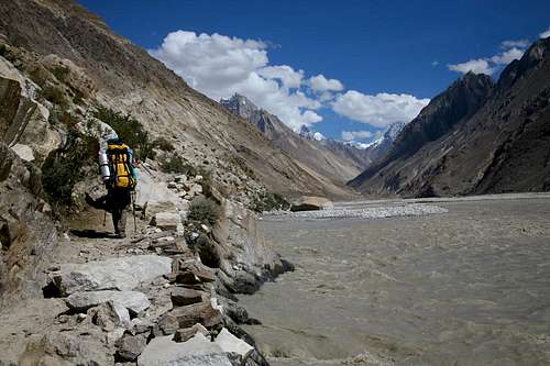 Trekkers towards K2 base camp