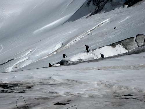 Another group negotiating the crevasses on Cedec Glacier