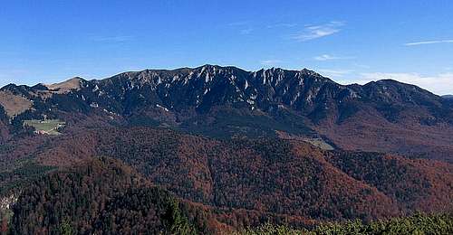 Zăganu Gropşoarele ridge, in the left Muntele Roşu complex