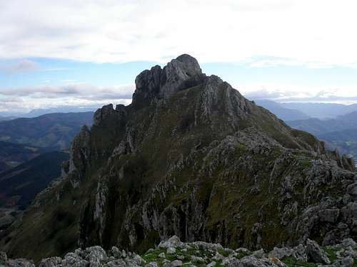Udalaitz from Atxaurrutxugane (979 m)