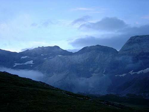 The peak of La Munia (left)...