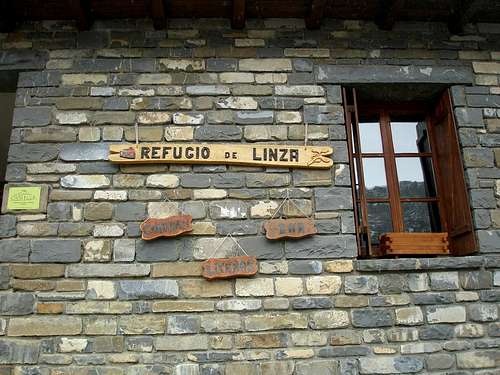 Entrance of the Refugio de Linza
