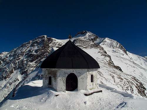The little mausoleum in front of the Ankogel