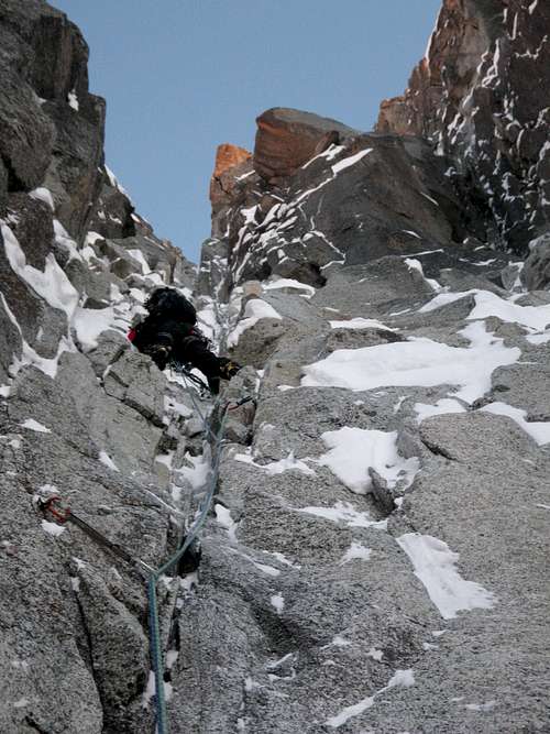 The beginning of the fourth pitch of the upper part of the couloir
